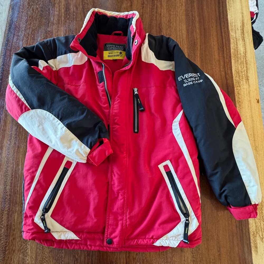 European youth winter ski coat Size 164 equivalent to a US 14 years or youth XL